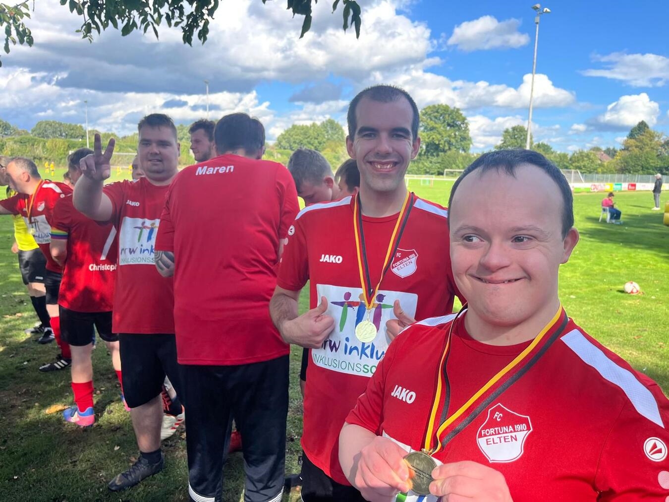 Die Inklusive Mannschaft der Lebenshilfe bei Fortuna Elten freut sich auch über Silber. Foto: LHUN