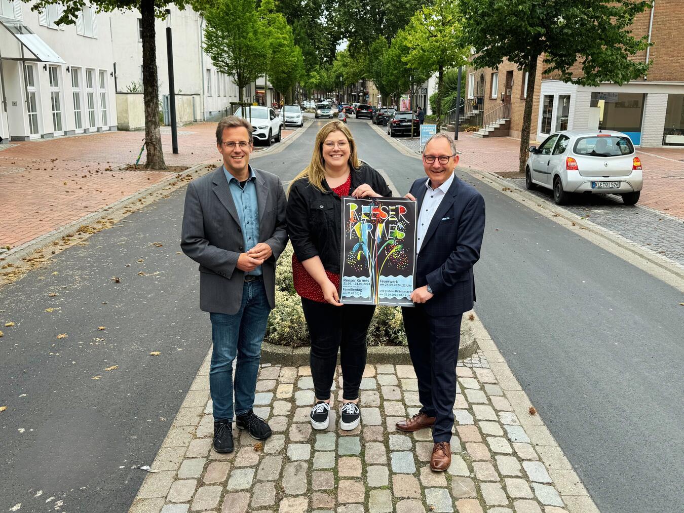 Die Innenstadt von Rees ist bereit für die Kirmes: (v. li.) Frank Postulart (Fachbereichsleiter öffentliche Ordnung), Jessica Heister (Mitarbeiterin öffentliche Ordnung) und Bürgermeister Sebastian Hense. Foto: Stadt Rees.