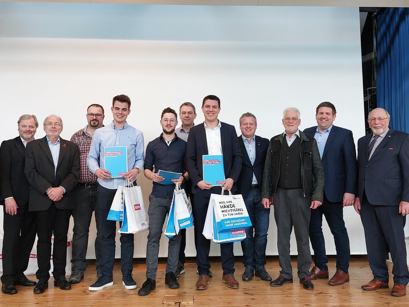 Junggesellen können positiv in die Zukunft blicken Die Innungsbesten wurden auf der Lossprechungsfeier der Elektro-Innung Kreis Kleve im Bürgerhaus Uedem ausgezeichnet. Foto: privat