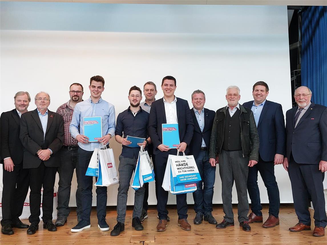 Die Innungsbesten wurden auf der Lossprechungsfeier der Elektro-Innung Kreis Kleve im Bürgerhaus Uedem ausgezeichnet. Foto: privat