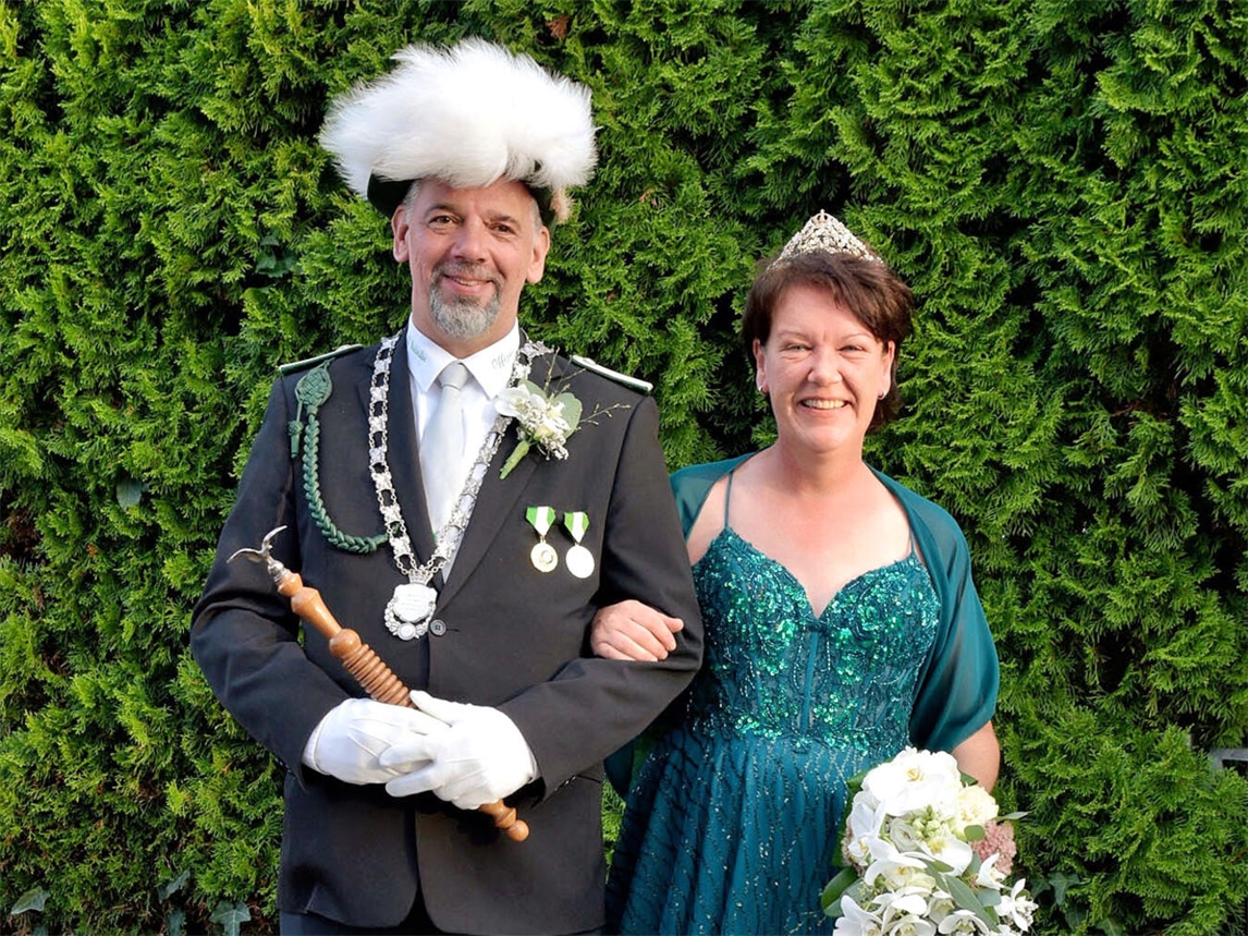 "Königspaar Cyrille I. und Sandra II. beim Krönungsball mit Vereinsinsignien"
