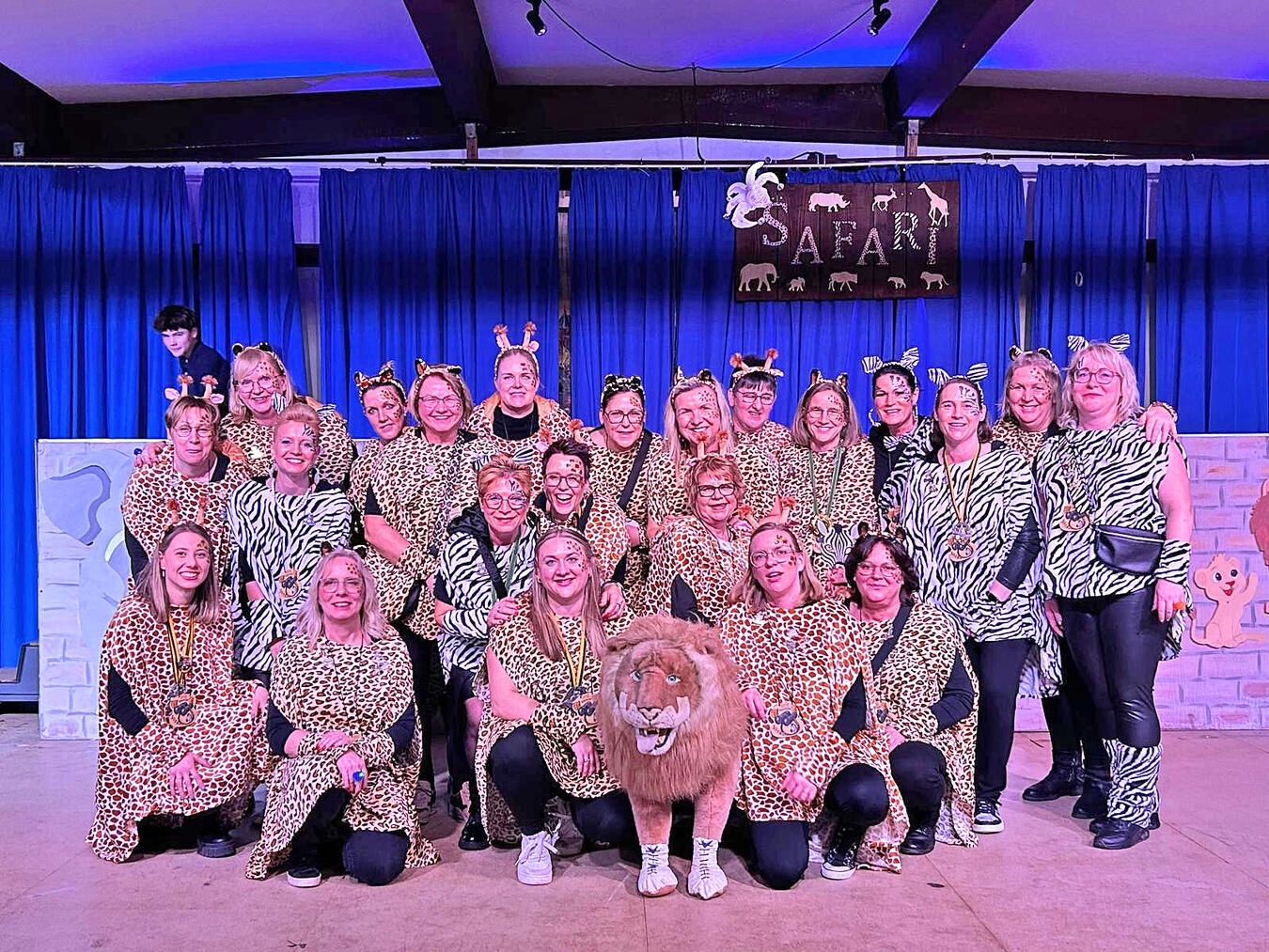 Die IPK Damensitzung stand in diesem Jahr unter dem Motto „Safari“ und wurde von Pia Taggruber, Martina Welbers und Carina Hoffmann moderiert. Foto: IPK