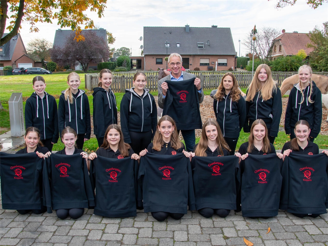 Die Jacken sorgen auch für Gemeinschaftsgefühl. Foto: Karnevalsgesellschaft Queekespiere Keppeln