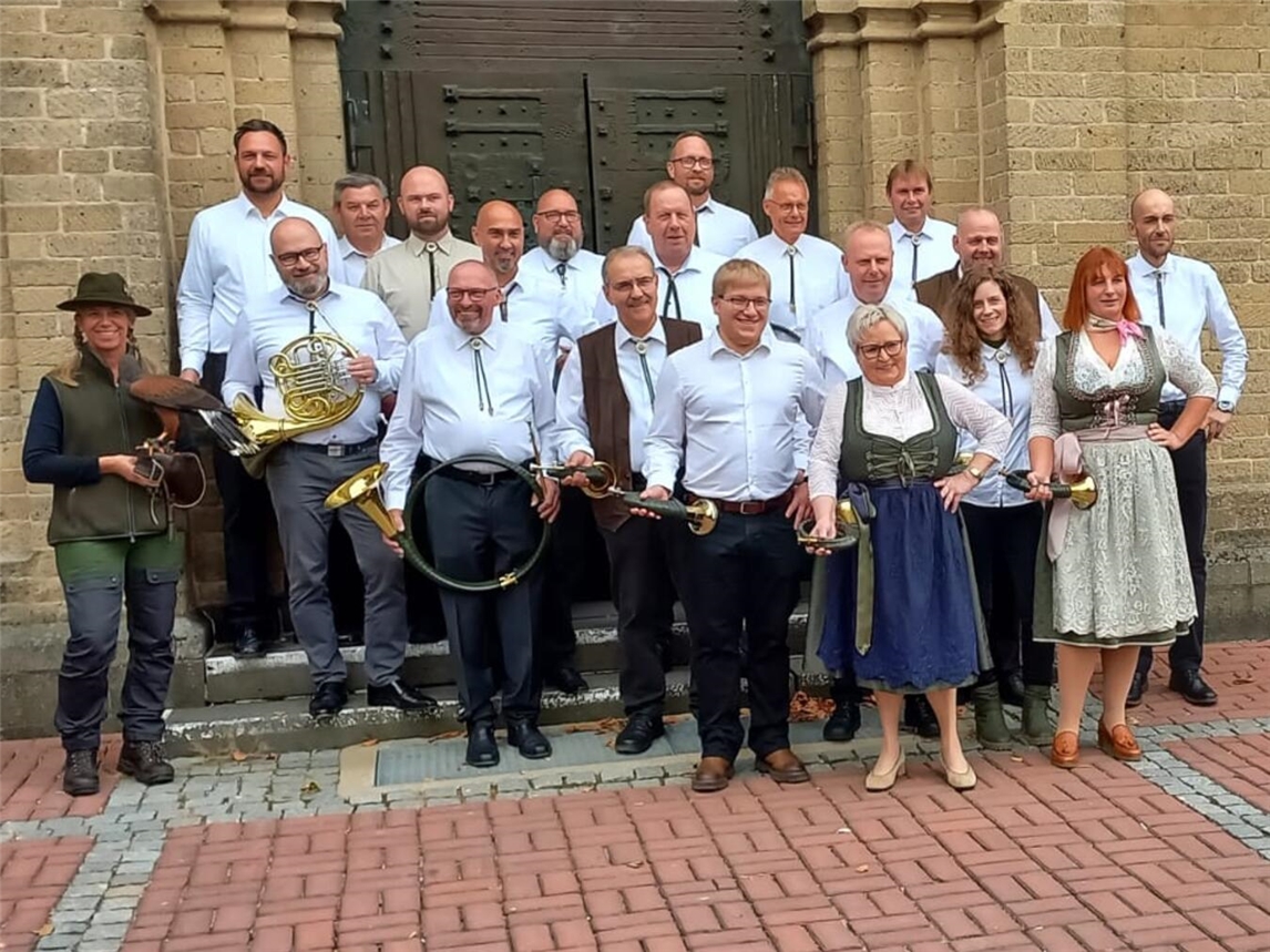 Die Jagdhornbläser vor der St.-Georg-Kirche in Haldern. Foto: privat