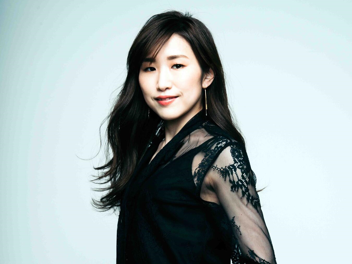Naoko Aburaki spielt Klavier im Schlösschen Borghees, Konzertankündigung, Foto von Hideo Fujii.
