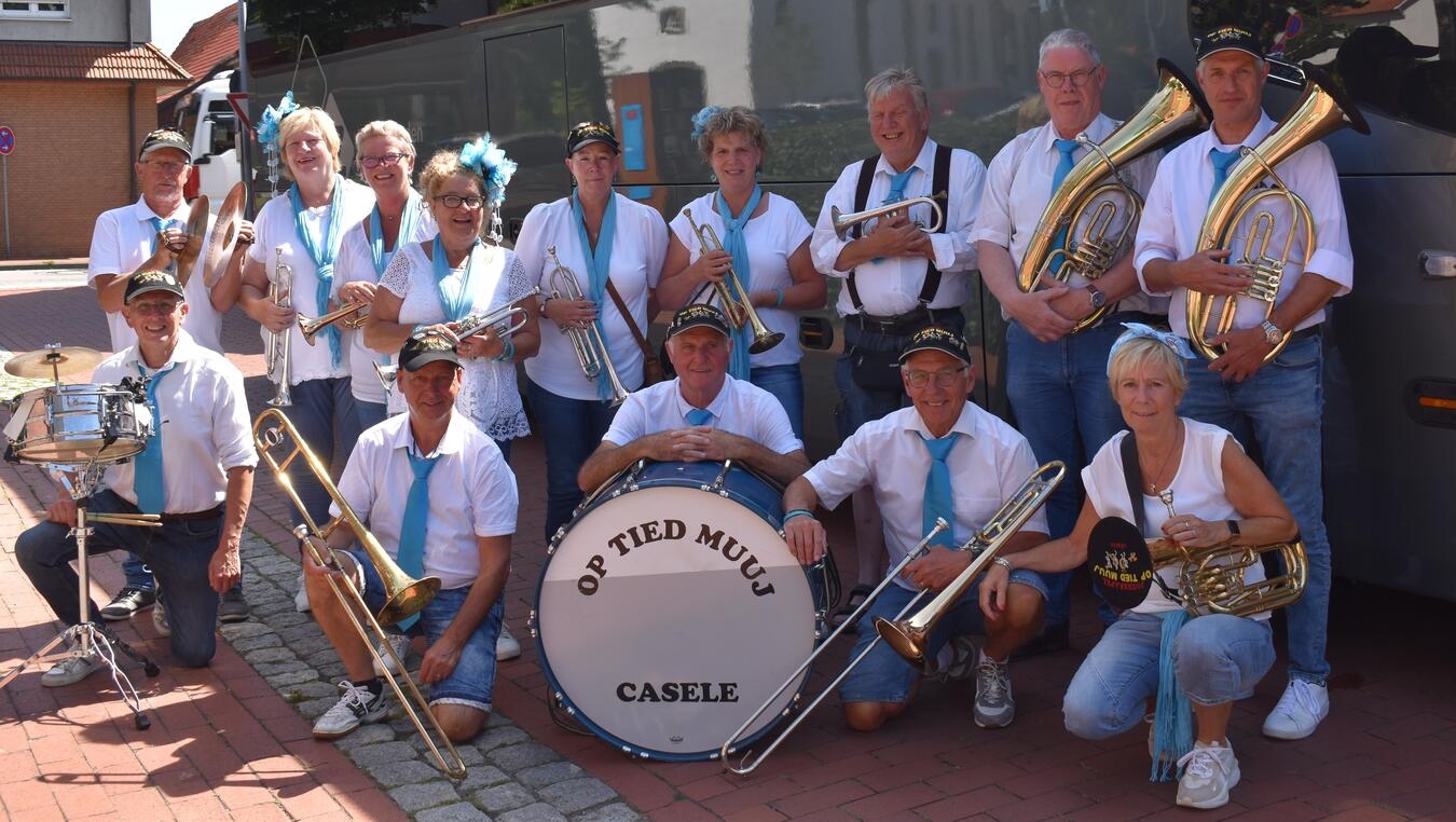 "Joekskapell Op Tied Muuj spielt Musik, sorgt für Unterhaltung bei Event"
