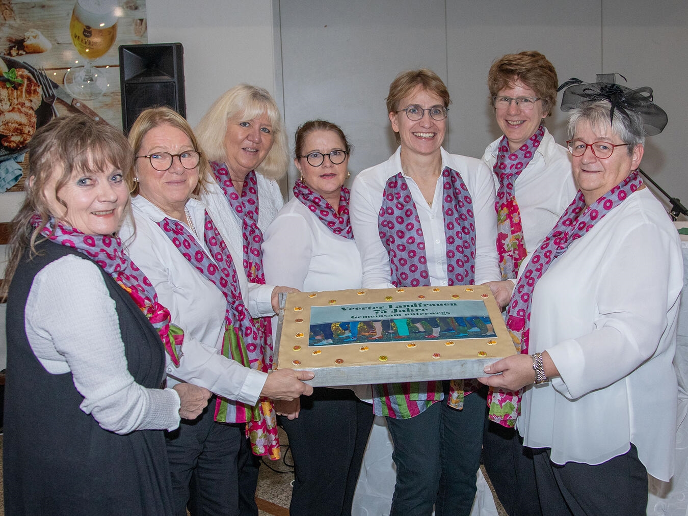 Die Jubiläumstorte zum 75-jährigen Bestehen präsentieren Ingrid Berndt-Klumb, Petra Valentin, Petra Pauels, Annette Schöndeling, Maria Janßen, Hauke Sieberichs und Dorothe Willems (v.l.). Fotos: Gisela Grabowski 