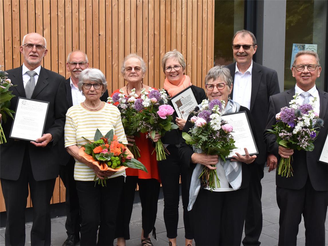 Die Jubilare der Vereinigten Kirchenchöre Pfalzdorf (v. l.): Josef van Nahmen, Christoph Huismann, Marlies Schmitz, Irmtraut Seven, Bärbel Lange, Monika Karls, Wolfgang Nowak und Heinz Drießen. Foto: privat