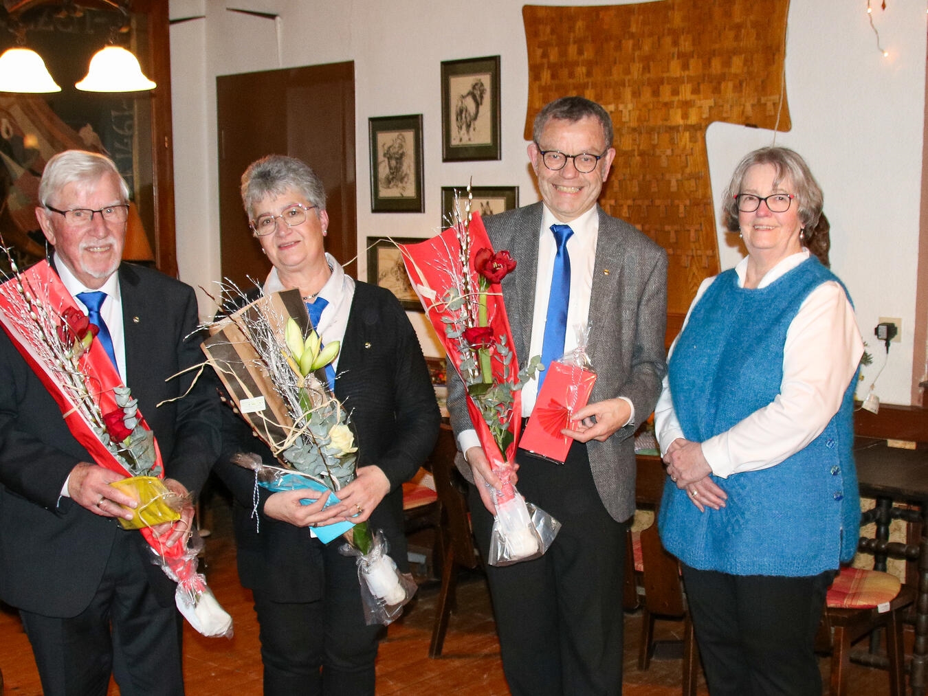 Die Jubilare im Kirchenchor: (v. l.) Gerd van Os, Annemarie Hoenzelaer, Klemens Tilleman und Vorsitzende Christel Peters. Foto: privat