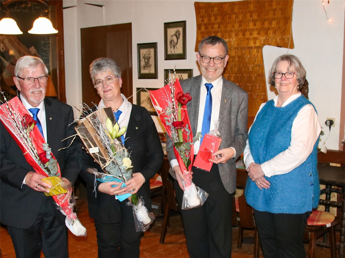 Die Jubilare im Kirchenchor: (v. l.) Gerd van Os, Annemarie Hoenzelaer, Klemens Tilleman und Vorsitzende Christel Peters. Foto: privat