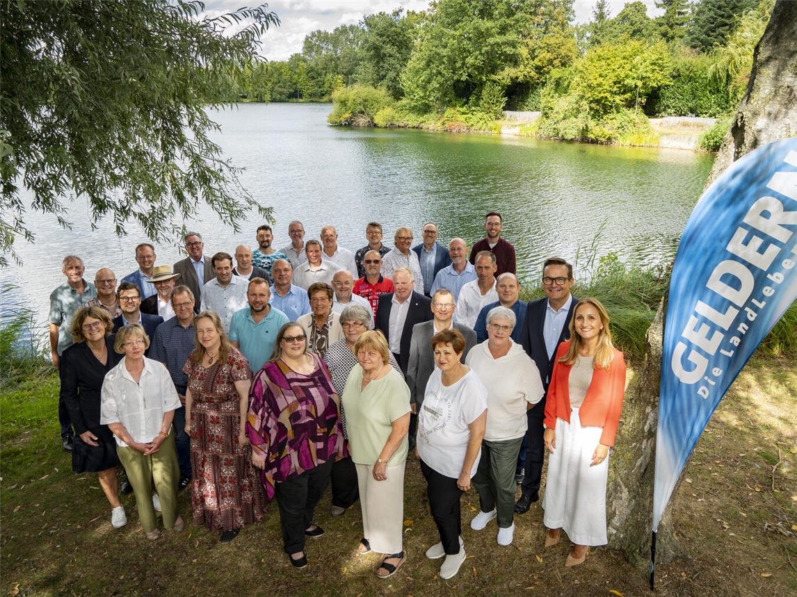 Die Jubilare und Ehemaligen feierten in schöner Atmosphäre im SeePark und kamen traditionell auch fürs gemeinsame Foto zusammen. Foto: Stadt Geldern/Seybert