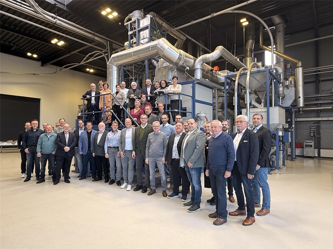 Die Jubilare und Ruheständler von Probat mit ihren Vorgesetzten, dem Vorstand und dem Betriebsratsvorsitzenden. Foto: Probat