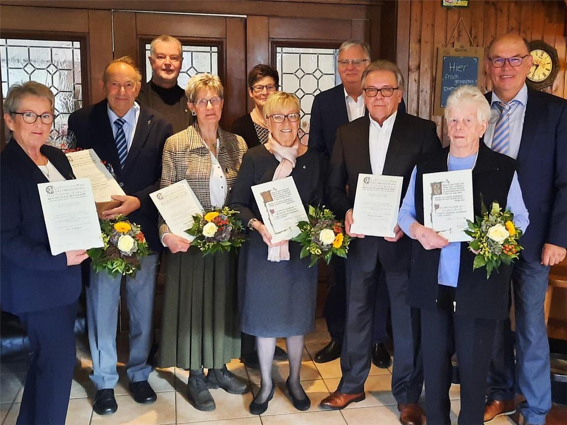 Die Jubilare (v.l.n.r.) Anni Rathmann, Karl-Erich Lackmann, Dechant Keller, Agnes Bissels, Petra Hilscher, Linn Schreurs, Wolfgang Dahms, Gregor Janssen, Elisabeth Leuth und Jüppi Paulus.