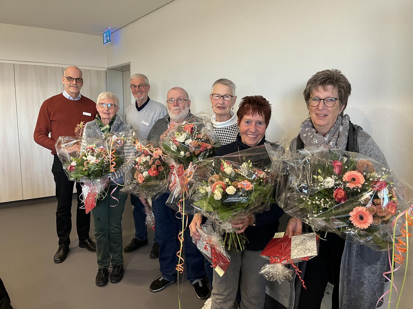 Wertvolle und wichtige Stütze Die Jubilare wurden von Ludger Broeckmann (li.) geehrt (v. l.): Margret Gastens, Heinrich Verheyen (CKD), Heinz Hecks, Brigitte Häusser (CKD), Martha van Elten und Barbara Greitemeier (CKD).