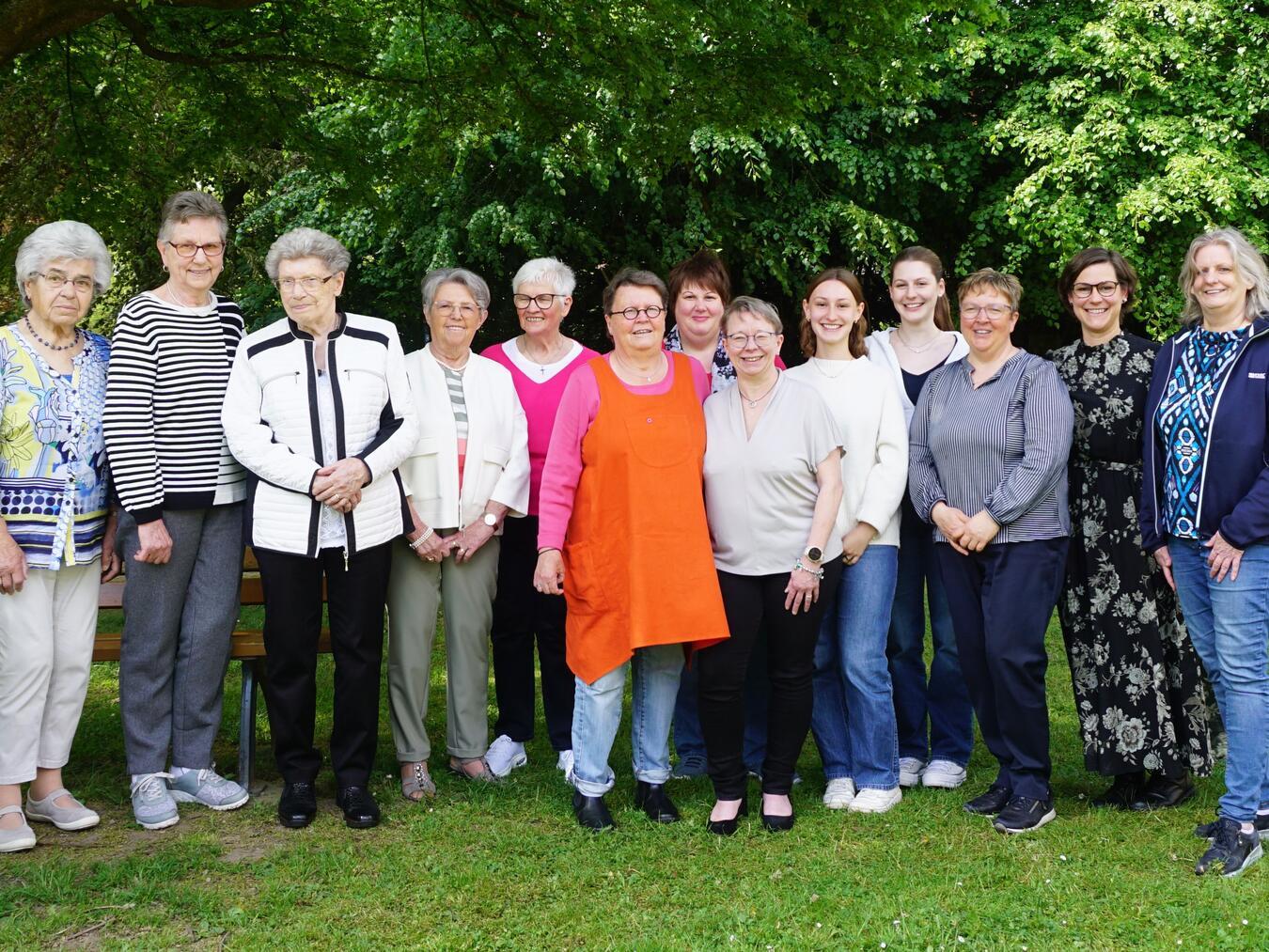 Die Jubilarinnen, die helfenden Hände und das Leitungsteam (v.l.): Toni Brinkhoff, Gertrud Quenders, Martha Giesen, Agnes van de Sand, Edeltraud Schwerdt, Regina Mayers, Susanne Remy, Sabine Velvendick, Johanna Engels, Ann-Sophie Engels, Nicole Kolodzy, Iris Karmann-Engels und Margot Twardzik. Foto:privat