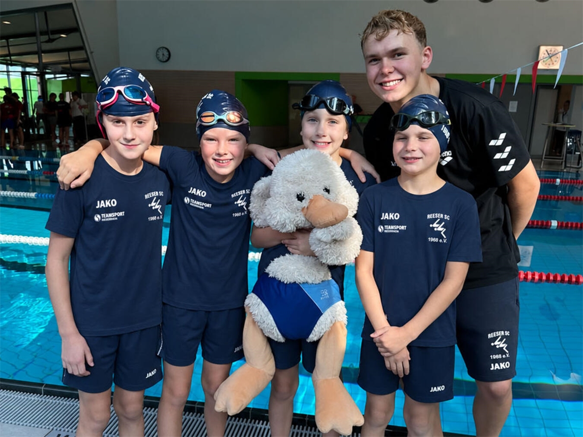 "RSC-Team mit Trainer Arvid und Maskottchen Schwimmbert, von links: Lotta Geßmann, Pia Klinkhardt, Jouline Burghardt, Justus Ploenes"