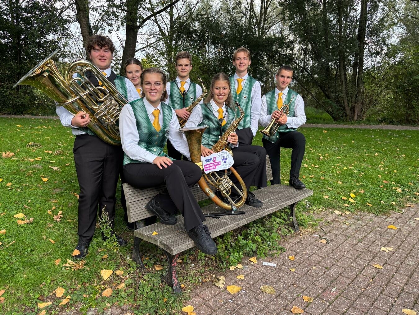 Die Jugend des Musikvereins Menzelen sammelt mit einem Spendenhorn Spenden für das WDR 2-Weihnachtswunder. Foto: Musikverein Menzelen