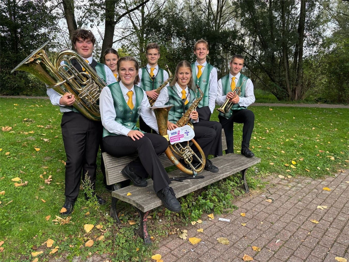 Die Jugend des Musikvereins Menzelen sammelt mit einem Spendenhorn Spenden für das WDR 2-Weihnachtswunder. Foto: Musikverein Menzelen