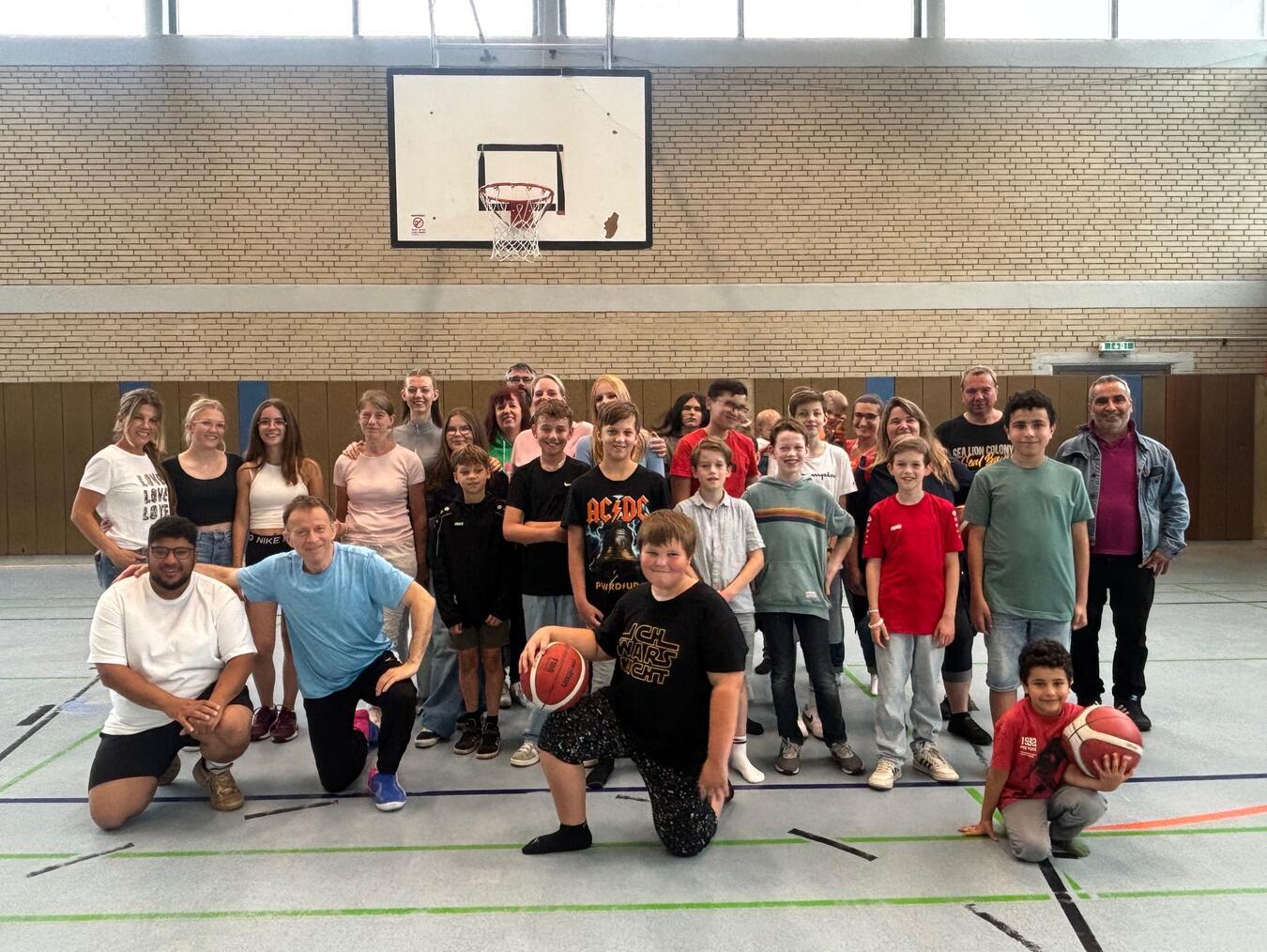 Die Jugendabteilung des Basketball-Club Geldern (BBCG) beim Saisonabschluss. Foto: privat