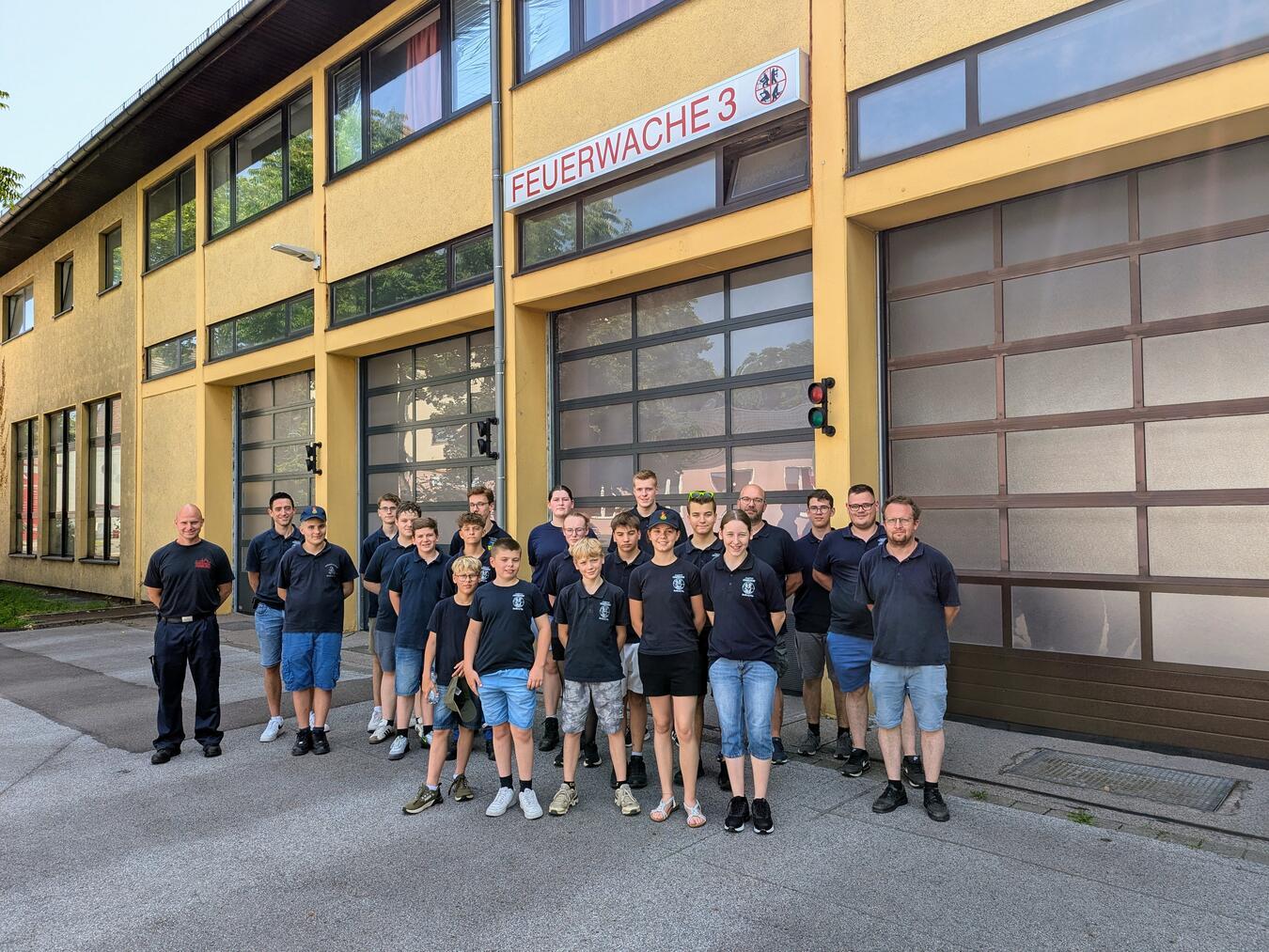 Die Jugendfeuerwehr Bedburg-Hau bedankte sich bei der Berufsfeuerwehr Duisburg für die freundliche Aufnahme. Foto: Feuerwehr Bedburg-Hau