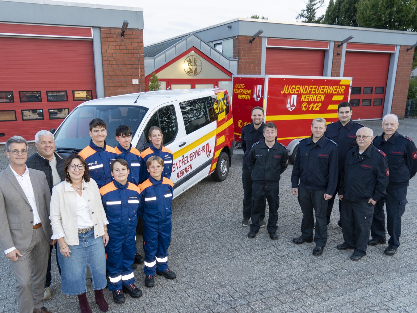 Die Jugendfeuerwehr Kerken präsentiert stolz ihren Transporter in neuem Design. Möglich gemacht wurde dies durch die Unterstützung der Volksbank an der Niers, der Firma Ehrlich und der Provinzial-Versicherung. Foto: privat