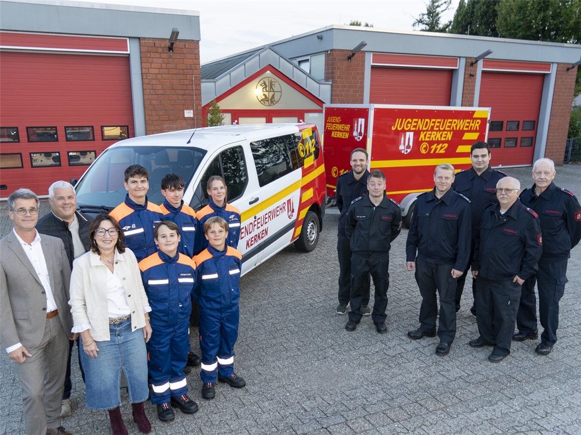 Die Jugendfeuerwehr Kerken präsentiert stolz ihren Transporter in neuem Design. Möglich gemacht wurde dies durch die Unterstützung der Volksbank an der Niers, der Firma Ehrlich und der Provinzial-Versicherung. Foto: privat