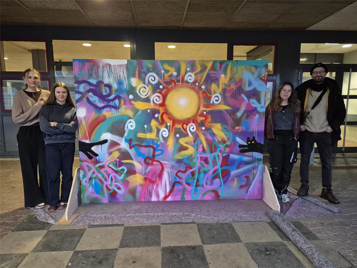 Die Jugendlichen entwickelten gemeinsam mit dem Moerser Künstler Stefan Becker Schmitz kreative Zukunftsvisionen für ihre Stadt. Foto: Annette Lobbenmeier