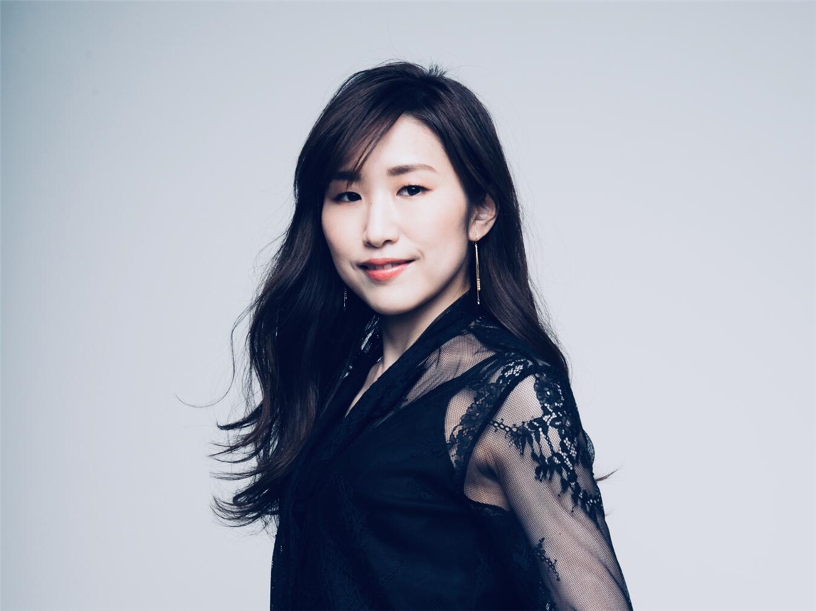 "Junge japanische Pianistin bei Auftritt, Talent aus Tokio, Foto von Hideo Fujii"