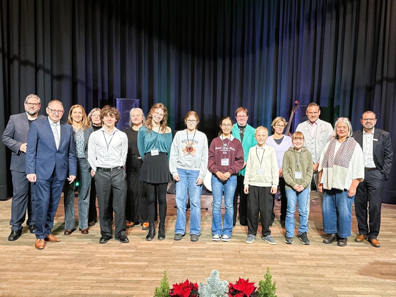 Die jungen Autoren der Siegertexte des Tom-Sawyer-Preises gemeinsam mit den Unterstützern auf der Bühne im Reeser Bürgerhaus.Foto: Stadt Rees
