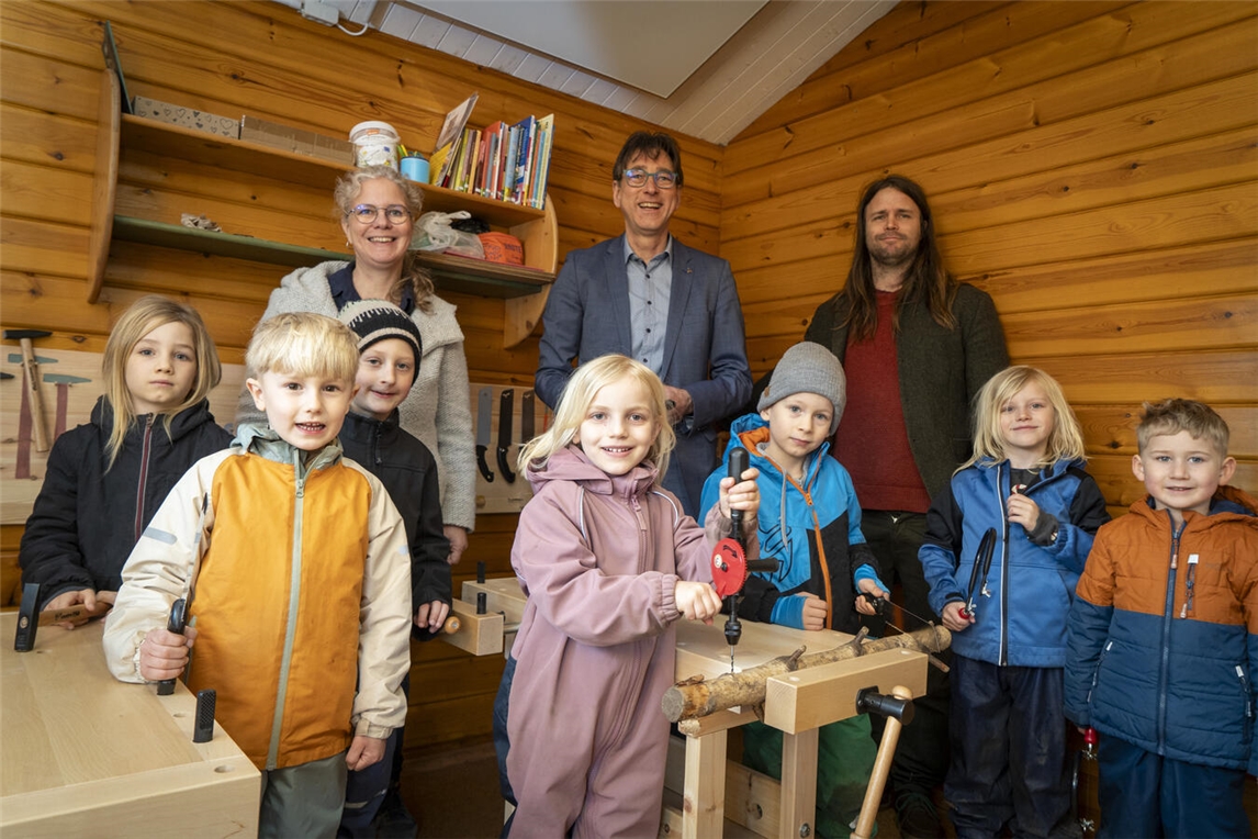 "Junge Bastler mit Leitung Marion Stuckmann und Volksbank-Mitarbeiter Markus Bexte in Kita"