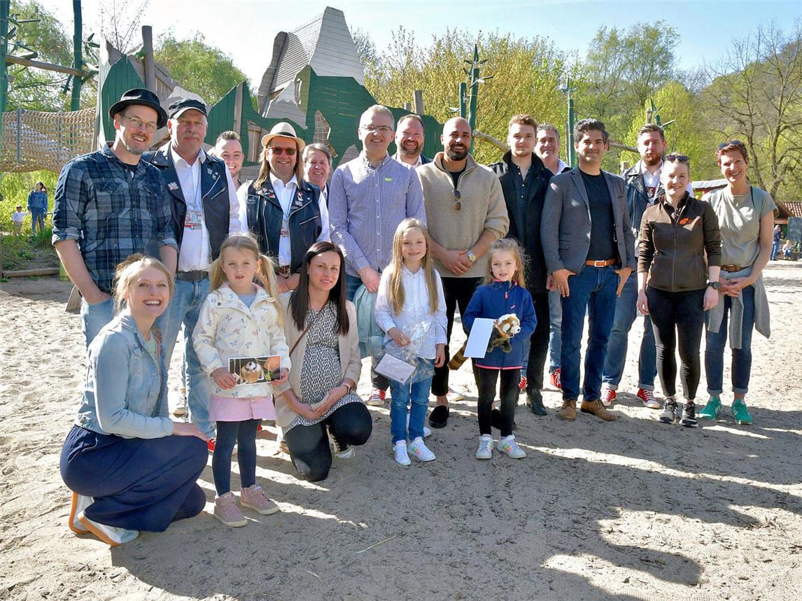 Die jungen Gewinner des Malwettbewerbs mit ihren Familien begrüßte Prinz Tim „der Rockende“ mit seiner Garde im Klever Tiergarten. NN-Foto: Rüdiger Dehnen