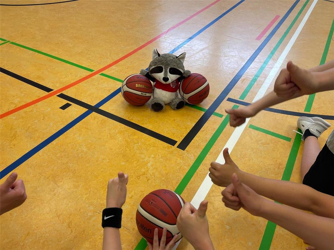 Die jungen Spieler der neuen TSV-Basketballmannschaft freuen sich über die Umgestaltung ihrer Trainingshalle. Foto: Privat