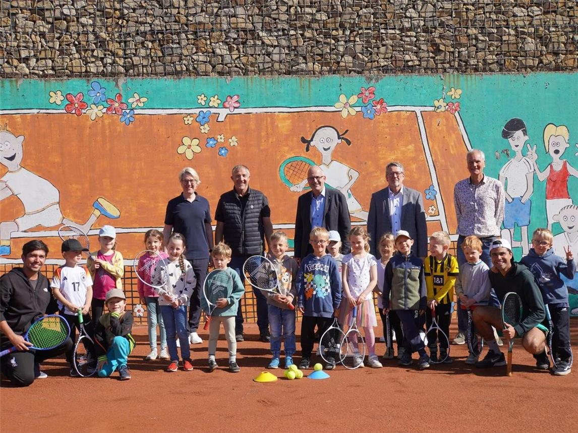 Die jungen Sportler bedanken sich mit den Trainern sowie Garry Hendricks und Torsten Wolf vom TC Straelen bei Nicolai Müller (l.) von der Steuerkanzlei Müller Hufschmidt, Christian Hinkelmann (M.) und Thomas Linnenberg (2.v.r.) von der Stiftung der Sparkasse Rhein-Maas, für die Unterstützung. Foto: privat