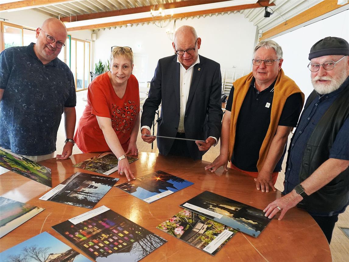 Die Jury hatte wieder einmal die Qual der Wahl (v.l.): Carlo Marks (Geschäftsführer Stadtwerke), NN-Redakteurin Corinna Denzer-Schmidt, Bürgermeister Ulrich Knickrehm, Dr. Stephan Mann (Fachbereichsleiter Kultur und Integration) und Fotograf Steve Freienstein. Foto: Freienstein