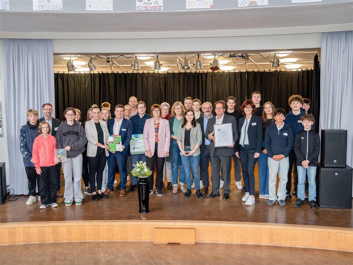 Die Jury kürt die Karl Kisters Realschule in Kleve mit dem Berufswahl-Siegel für deren außergewöhnliches Engagement bei der Berufsberatung. Foto: Karl Kisters Realschule/ G. Porras