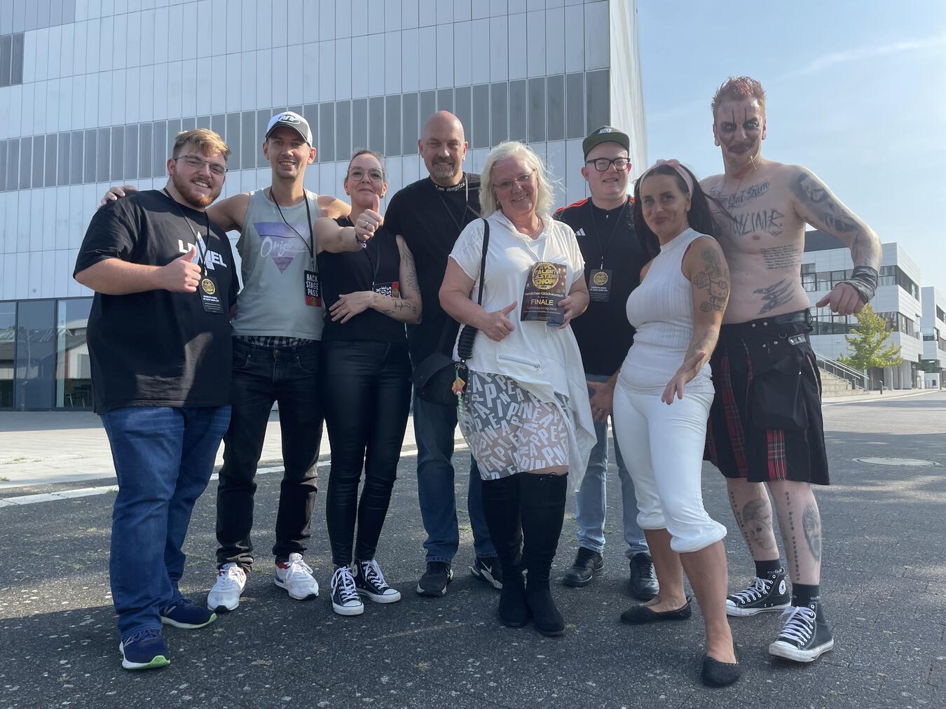 Die Jury mit den beiden Finalistinnen Annerose Schmidt und Nadine Cevik. Foto: Electric Visions Cleve