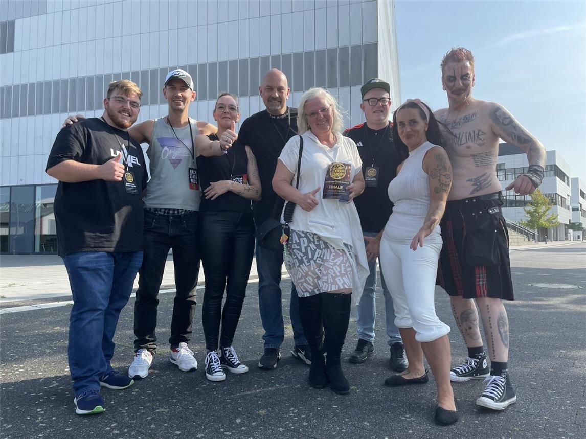 Die Jury mit den beiden Finalistinnen Annerose Schmidt und Nadine Cevik. Foto: Electric Visions Cleve