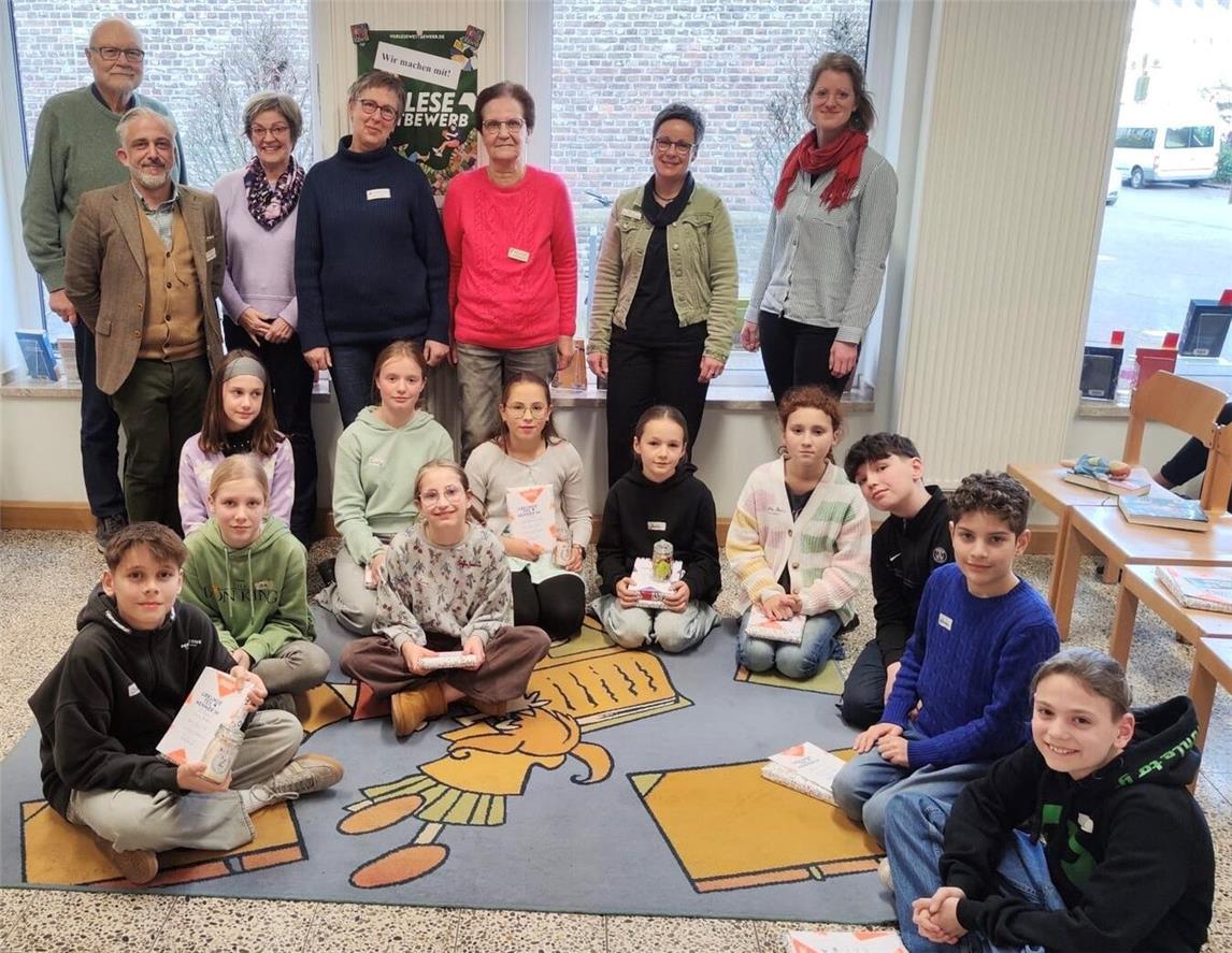 Die Jury und die Vorleser: Es gab ein enges Rennen. Fotos: privat