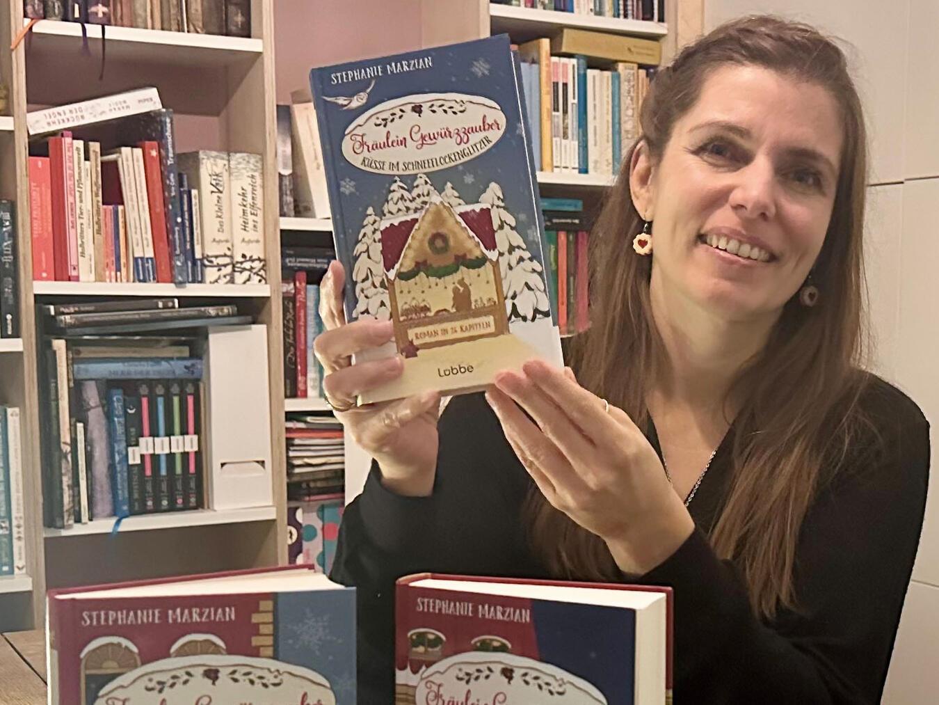 Die Kalkarer Autorin Stephanie Marzian mit allen drei Teilen ihrer „Fräulein Gewürzzauber“-Trilogie. NN-Foto: SP