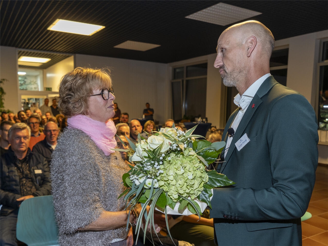 Die Kalkarer Unternehmerschaft bedankte sich bei Kalkars scheidender Bürgermeisterin Britta Schulz für ihr Engagement. Foto: Gerhard Seybert