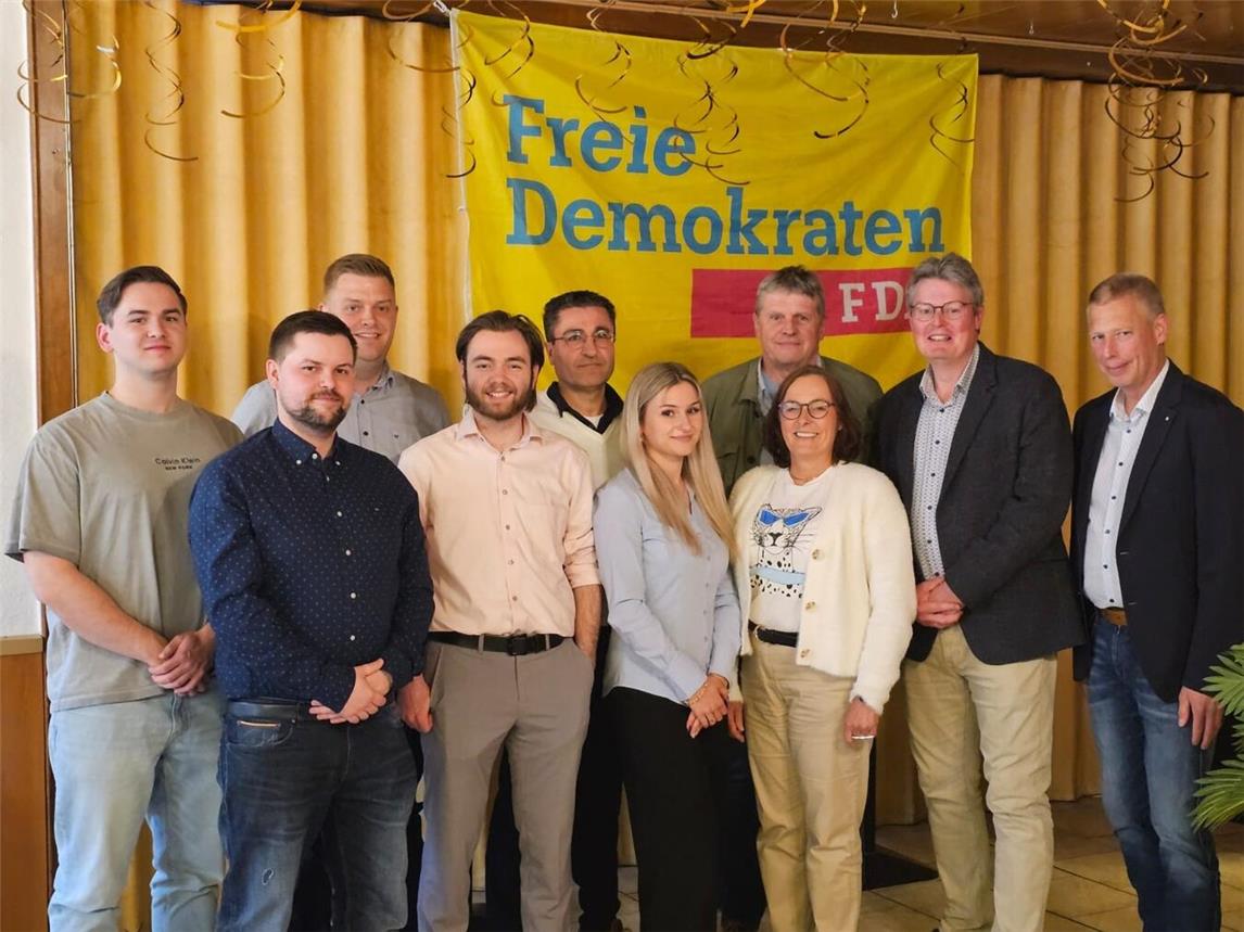 Die Kandidaten der FDP für den Klever Stadtrat gemeinsam mit Bürgermeisterkandidat Markus Dahmen. Foto: FDP Kleve