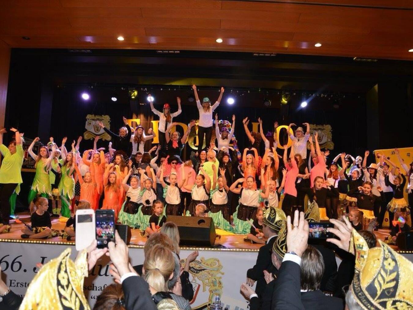 Die Karnevalsgesellschaft Fidelio bewarb sich mit diesem Foto um Spenden für einen Tanzworkshop. Der älteste Karnevalsverein in Moers hat aktuell fünf Garden und zwei Showtanzgruppen mit Tänzern von drei bis 47 Jahren. Foto: Sparkasse Niederrhein