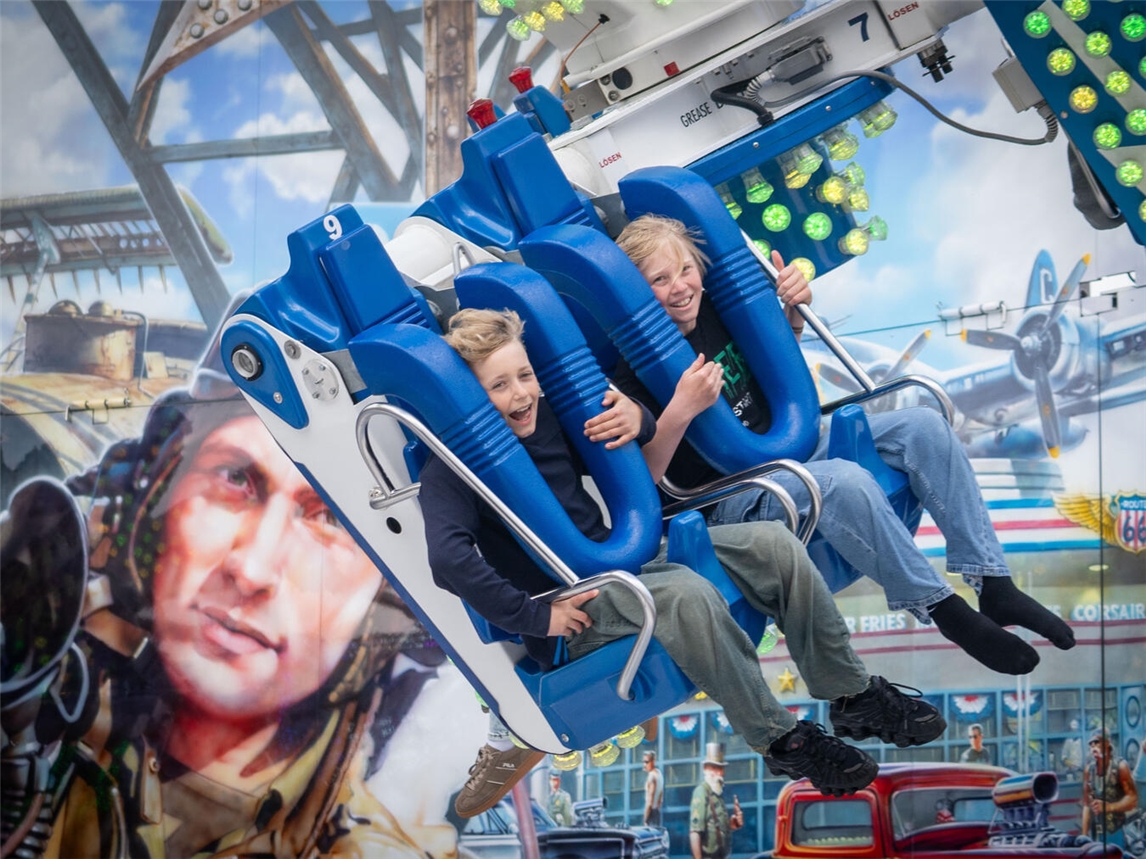 "Karussells auf der Kirmes in Kevelaer, Nachtaufnahme mit leuchtenden Lichtern, Volksfeststimmung"