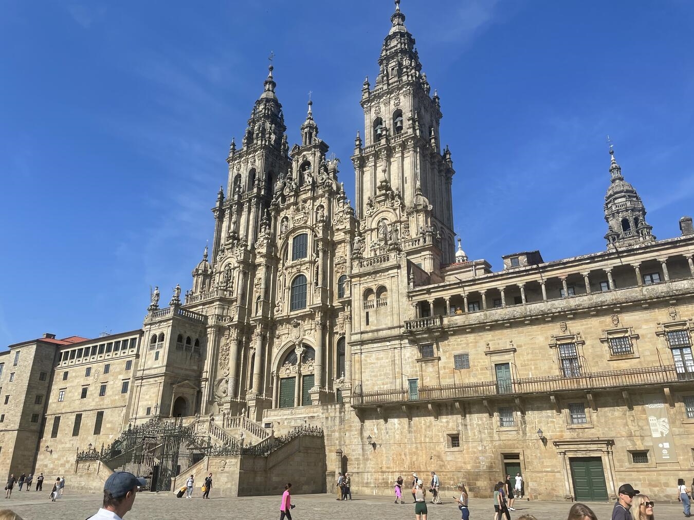 Kathedrale von Santiago de Compostela bei Tag, historische Architektur, Pilgerziel. Foto von Alois van Doornick.