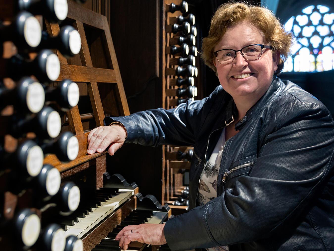 Die Kathedralorganistin von`s-Hertogenbosch Véronique van den Engh gastiert an der historischen Rütter-Orgel aus 1856 in Düffelard. Foto: Marc Bolsius