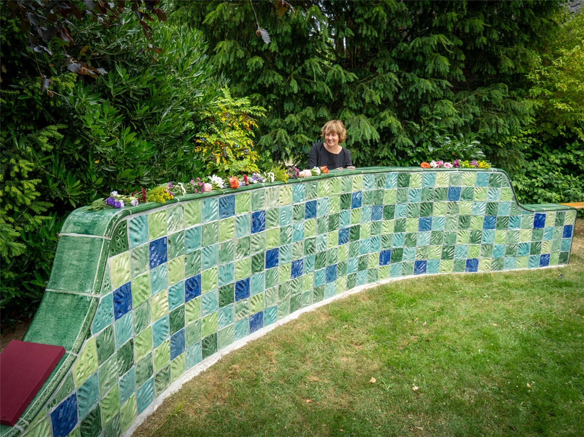 Die Keramikkünstlerin Katrin König schilderte die Entstehungsgeschichte des Kunstwerks. NN-Foto: Gerhard Seybert
