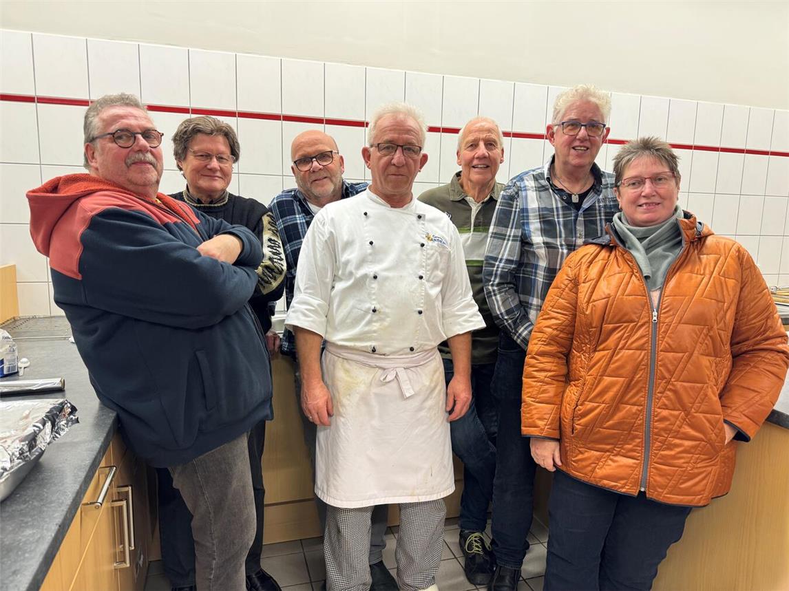 Die Kevelaerer Gemeinschaft „Hubertus Boys“ (nicht alle Mitwirkenden sind abgebildet) freut sich, alljährlich Menschen in Kevelaer ein Festessen servieren zu können. So auch in 2024. Zur Durchführung sind die „Hubertus Boys“ auf Spenden angewiesen. Foto: bee