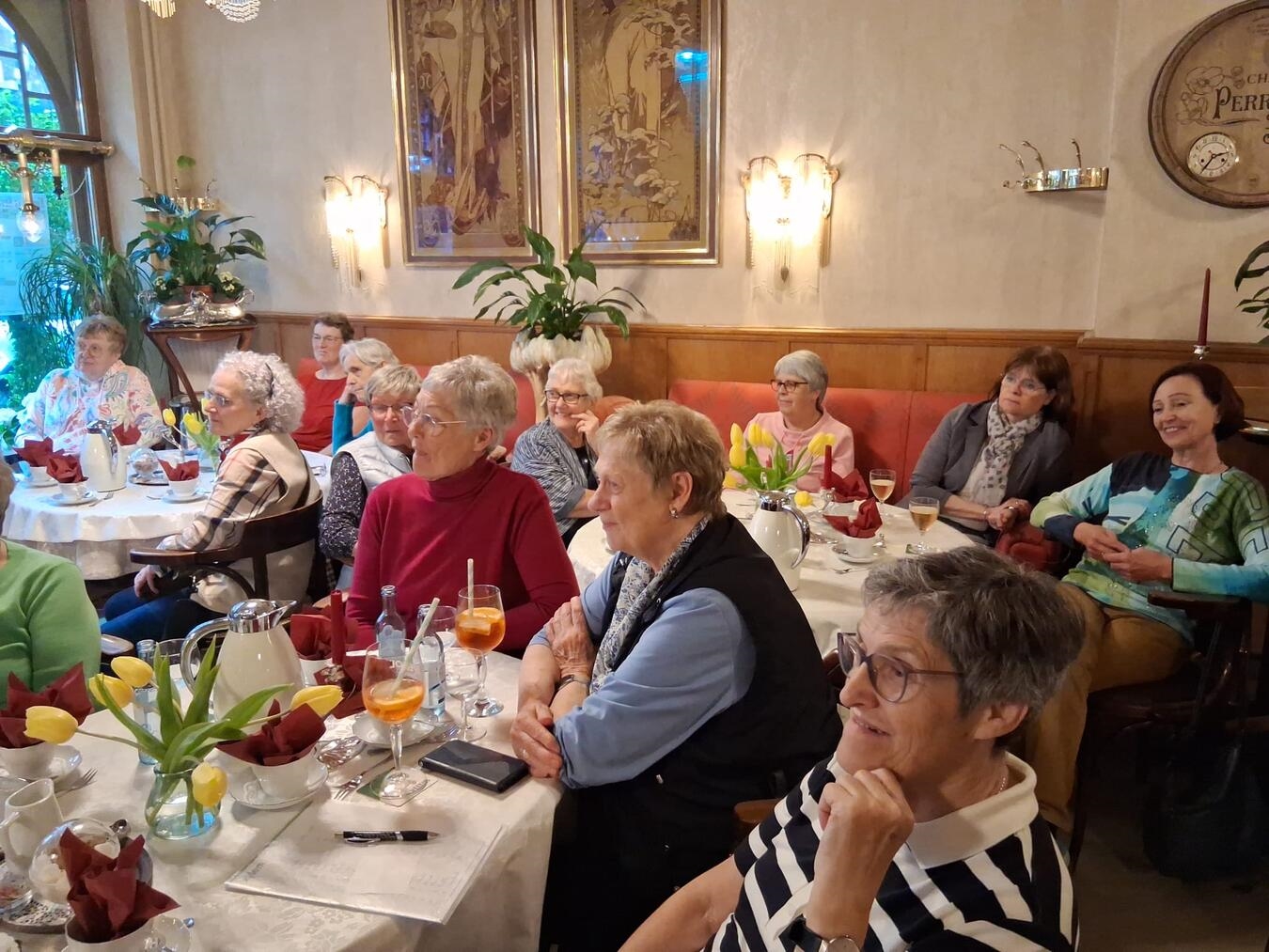 Kfd-Frauen aus Kevelaer lauschen begeistert Märchenerzählungen im Goldenen Löwen.