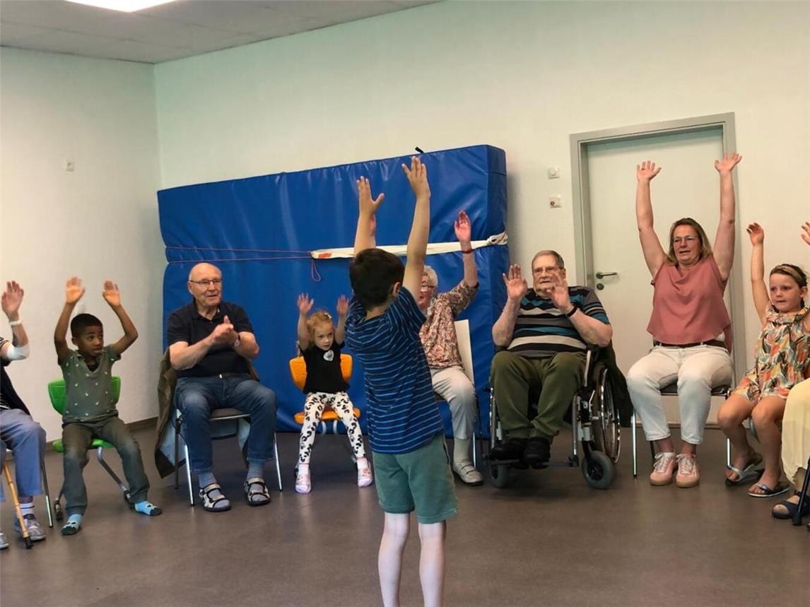 Die Kids begeisterten die Senioren mit einem Luftballonspiel, Bewegungskreisspielen und Geschicklichkeits-Herausforderungen. Foto: Awo