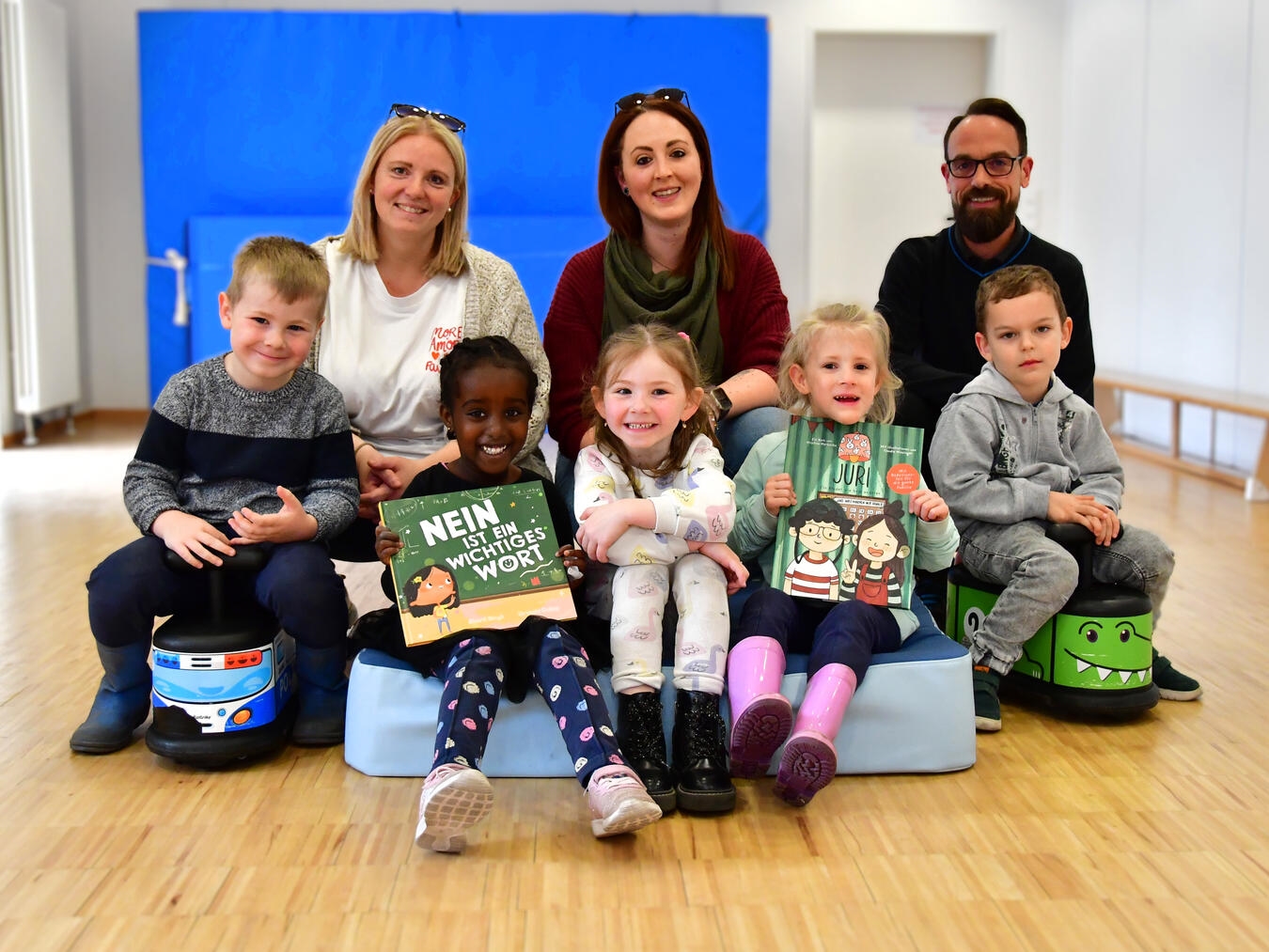 Kinder und Erzieher im Familienzentrum Zauberstern freuen sich über neues Spielzeug, finanziert durch Pfandbon-Spenden.